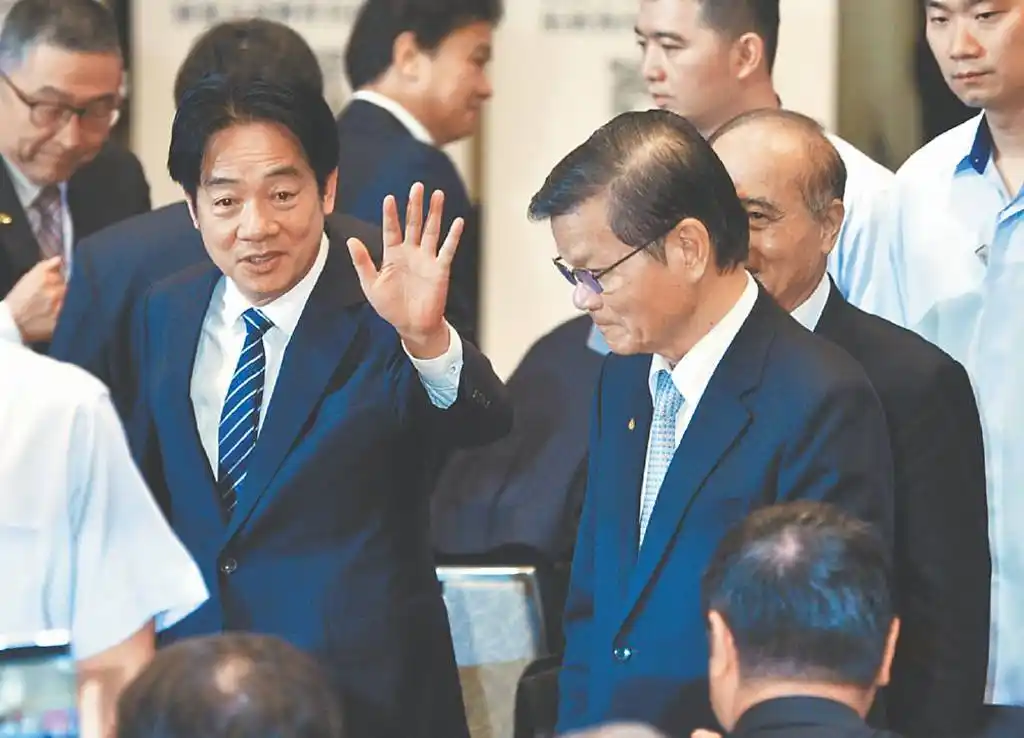 2025生策年會9日登場，總統賴清德（左）在生策會會長翁啟惠（右）的陪同下出席。圖／顏謙隆