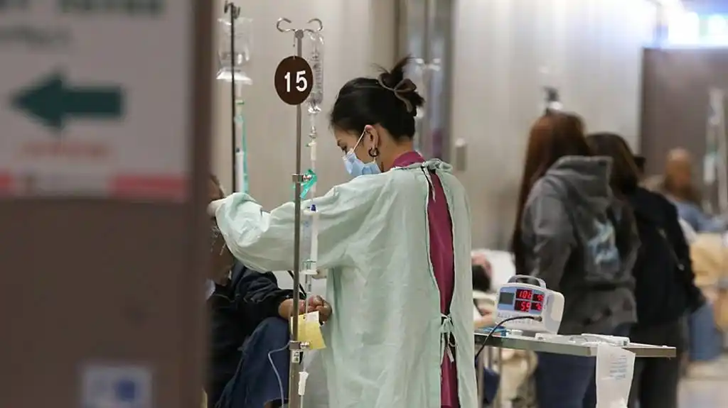 為解決國內各產業人力荒，行政院長卓榮泰表示，除優先進用國內勞工，也必須很大程度地仰賴外籍移工，尤其對勞力密集產業，研擬建立「跨國直接引進」制度，以精確掌握移工數量及引入速度。圖／顏謙隆