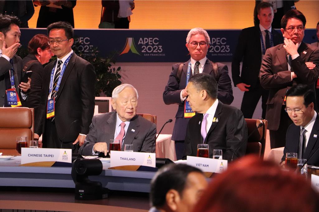 我方APEC領袖代表與泰國總理賽塔互動熱絡。圖／曹悅華