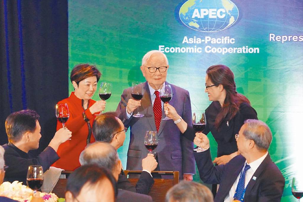 APEC領袖會議，我方領袖代表張忠謀（中）已安排與新加坡總理李顯龍見面。圖／APEC台灣代表團提供