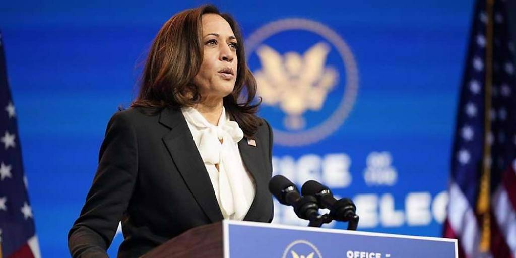 拜登宣布退選、交棒賀錦麗（Kamala Harris）之後，賀錦麗民調急起直追，與共和黨候選人川普不相上下。圖／美聯社