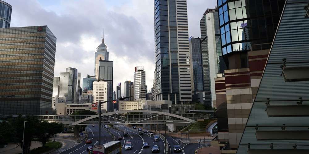 香港經濟受到第五波疫情嚴重衝擊，嚴格的出入境限制重創外資企業營運。圖／中新社