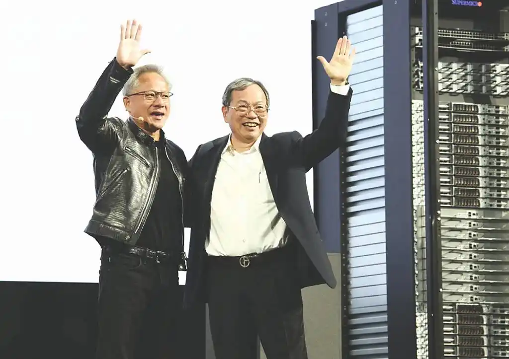 美超微(Supermicro)總裁暨執行長梁見後5日發表主題演講,NVIDIA執行長黃仁勳也為其站台,兩人有志一同強調「綠色運算」的重要性。圖/顏謙隆