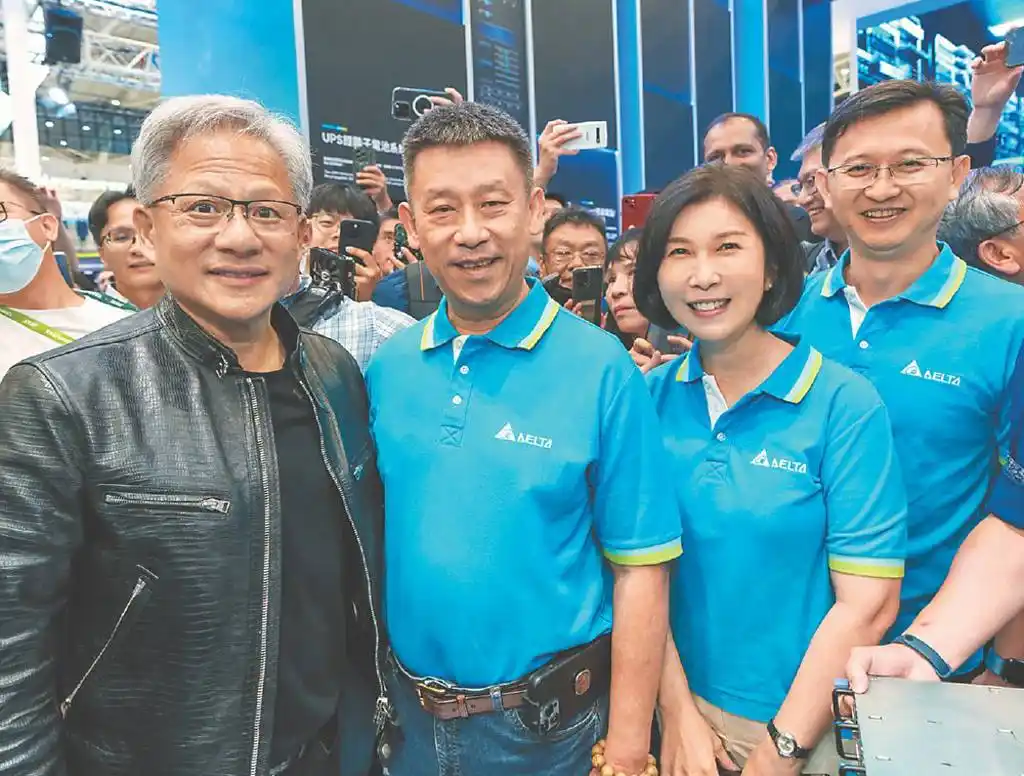 輝達執行長黃仁勳4日現身台達COMPUTEX展區,台達董事長暨執行長鄭平(左2)親自接待。圖/台達提供