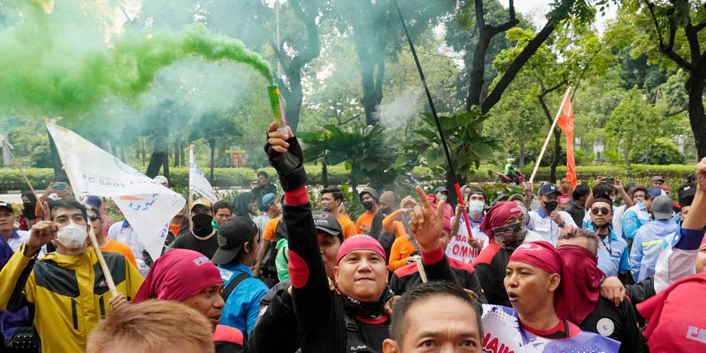 ▲ 9月21日，印尼雅加達勞工反對燃油價格上漲，在街頭進行抗議。圖／美聯社