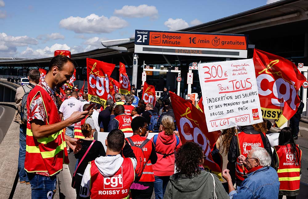 ▲ 法國巴黎北部的羅西機場（Roissy airport）工作人員今年7月1日在機場航廈外罷工抗議，要求加薪因應通膨。圖／美聯社