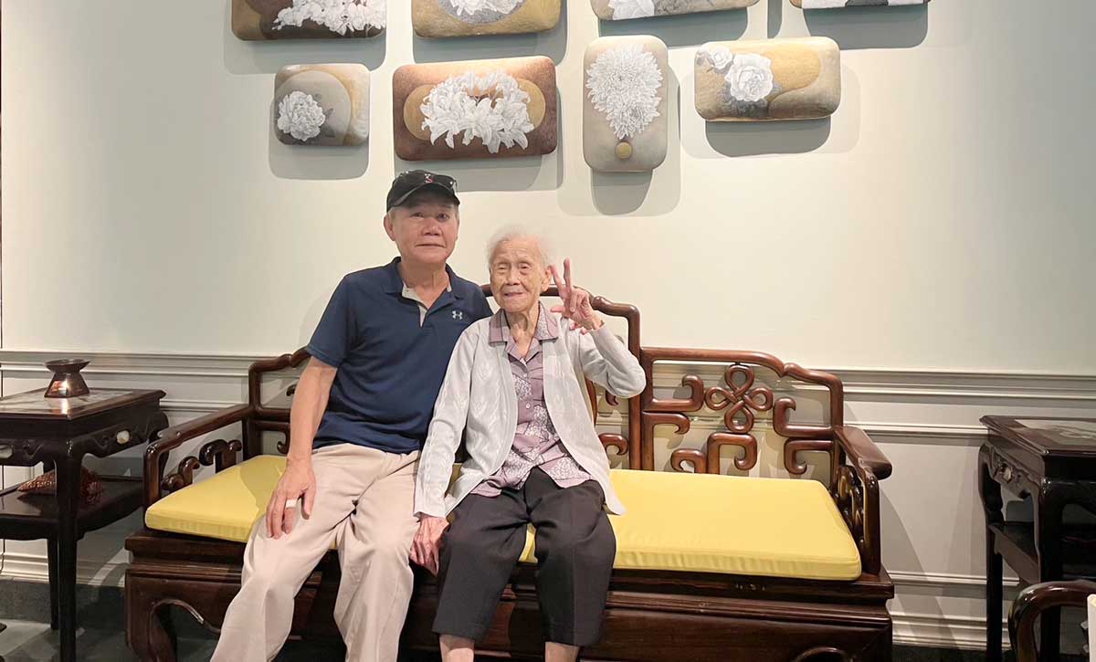 73歲的許先生的生活都圍著高齡102歲的媽媽打轉。圖／許先生提供