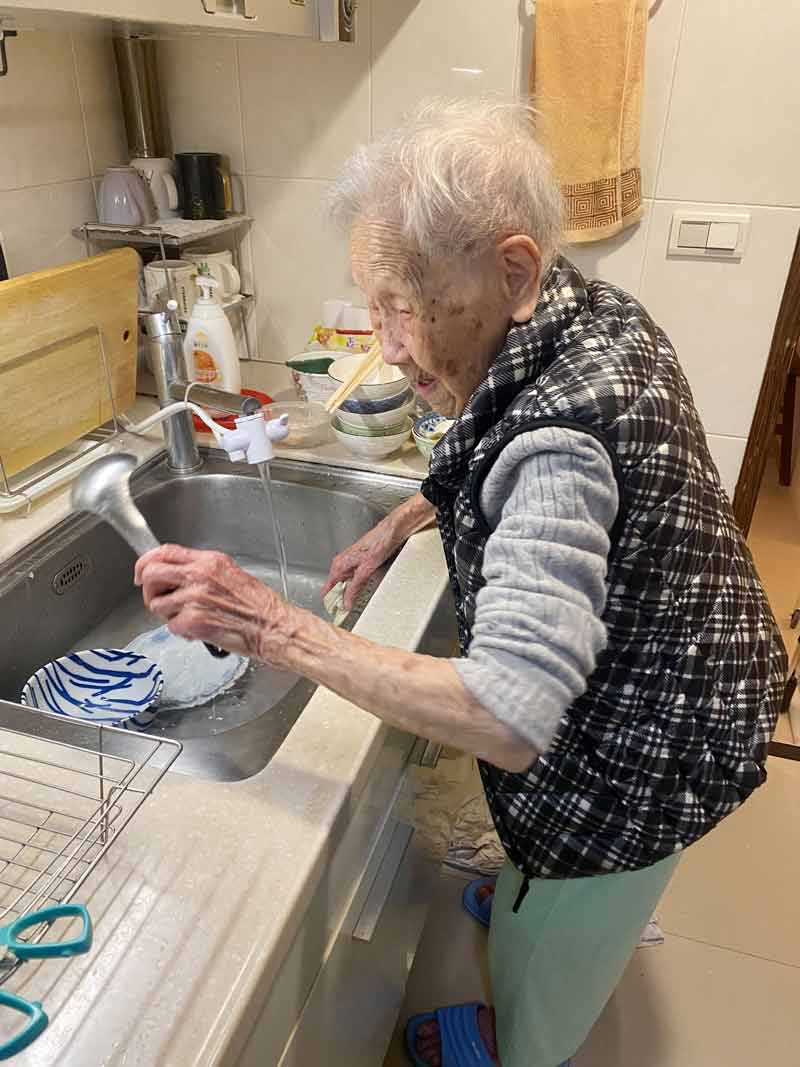 今年102歲的許媽媽把洗碗當成訓練。圖／許先生提供